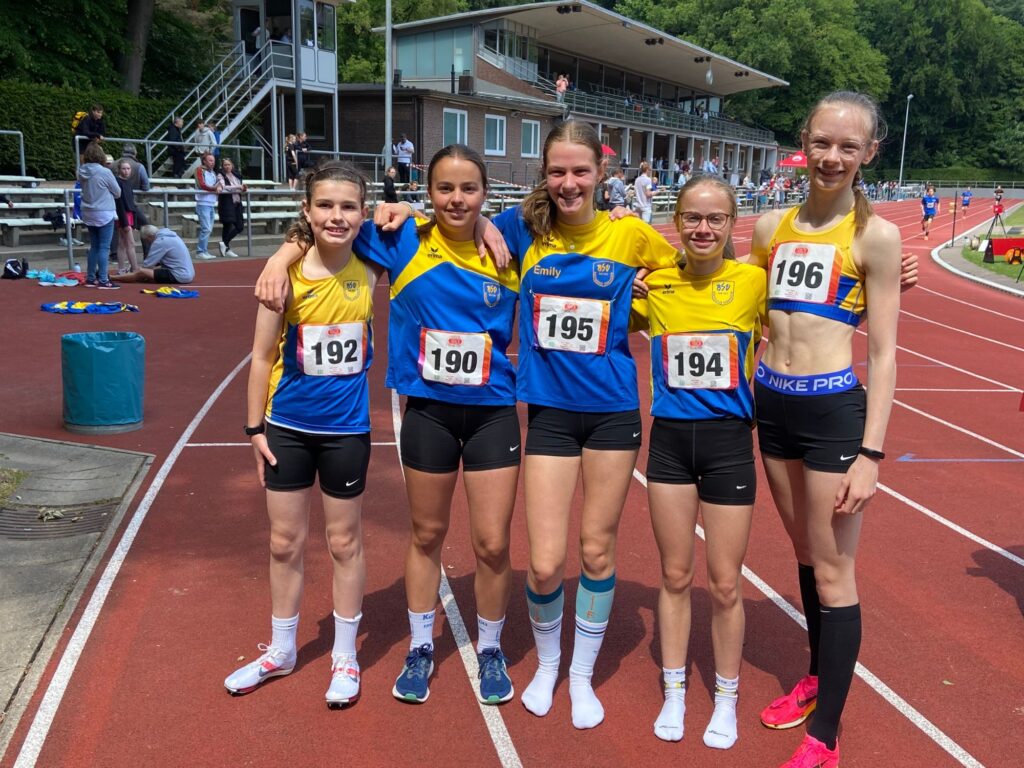Das Foto zeigt fünf Läuferinnen, die beim Hamburg Track Grand Prix an den Start gingen. (von links nach rechts): Nina Finger, Pia de Tommaso, Emily Messerschmidt, Luzie Knebel und Clara Passauer. Die drei Letztgenannten bildeten auch die siegreiche 3x800m - Staffel bei den Hamburger Langstaffelmeisterschaften.