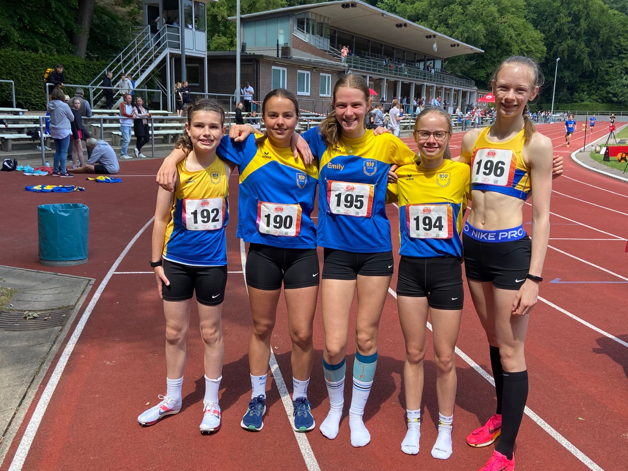 Das Foto zeigt fünf Läuferinnen, die beim Hamburg Track Grand Prix an den Start gingen. (von links nach rechts): Nina Finger, Pia de Tommaso, Emily Messerschmidt, Luzie Knebel und Clara Passauer. Die drei Letztgenannten bildeten auch die siegreiche 3x800m - Staffel bei den Hamburger Langstaffelmeisterschaften.